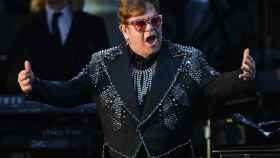 El cantante Elton John, que ha tenido que posponer sus conciertos en Barcelona, durante un 'show' / ARCHIVO