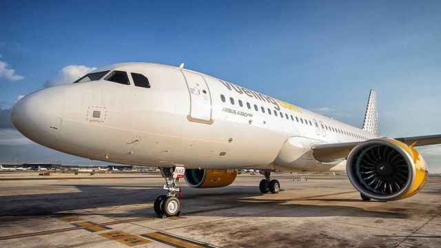 Un avión de la aerolínea Vueling en el Aeropuerto / VUELING