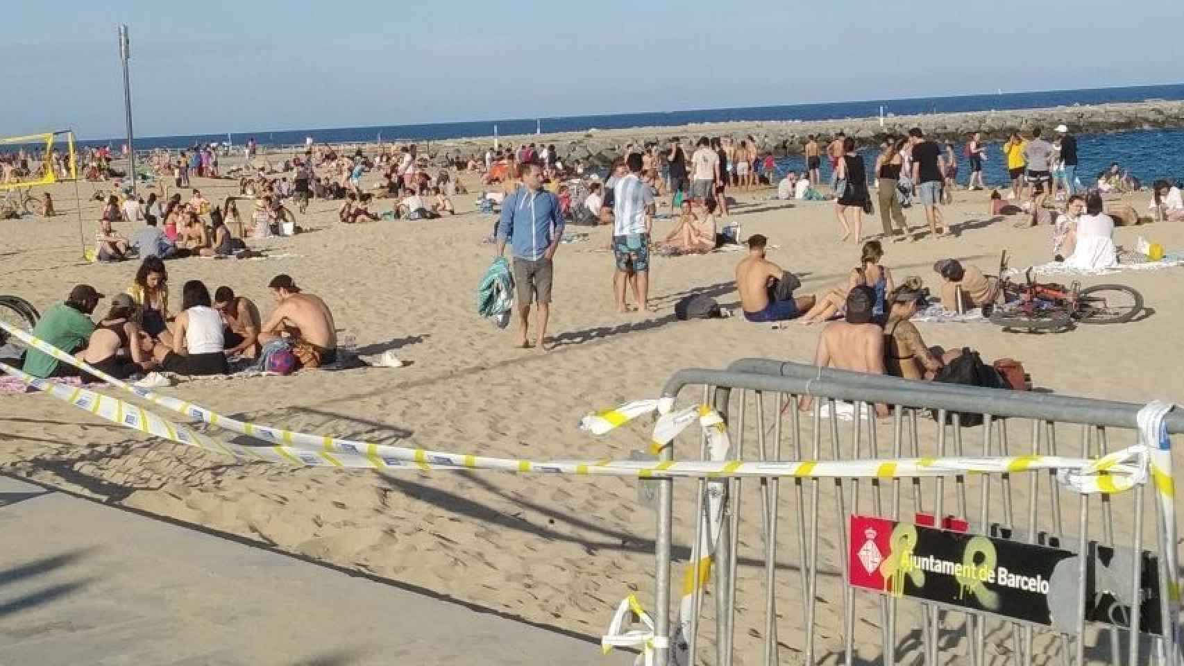Usuarios en las playas de Barcelona sin mascarilla / JORDI SUBIRANA