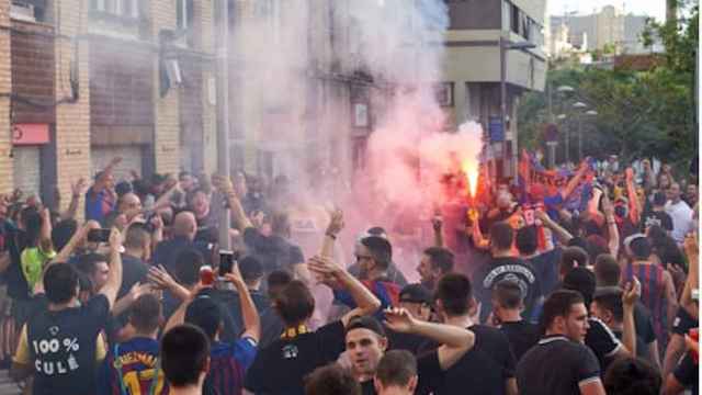 Imagen de la concentración de los Boixos Nois en las afueras del Camp Nou antes de un partido / MA