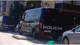 Un furgón de la Policía Nacional en el operativo contra el yihadismo en Badalona / @ALBIOL_XG