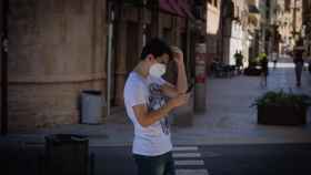 Un joven protegido con mascarilla / David Zorrakino - EUROPA PRESS