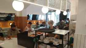 Clientes en la zona de cafetería de la pastelería Brunells / JORDI SUBIRANA