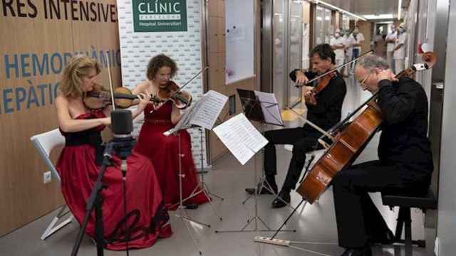 El cuarteto de cuerda del Liceu, durante su actuación, en el Clínic / HOSPITAL CLÍNIC - FRANCISCO AVIA