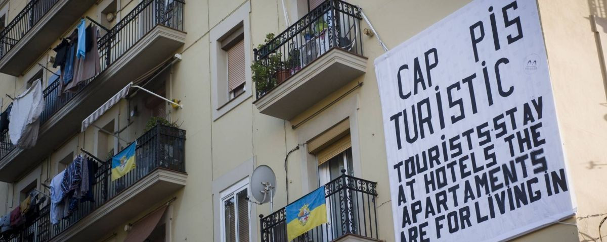 Pancarta contra los pisos turísticos en Barcelona / TWITTER