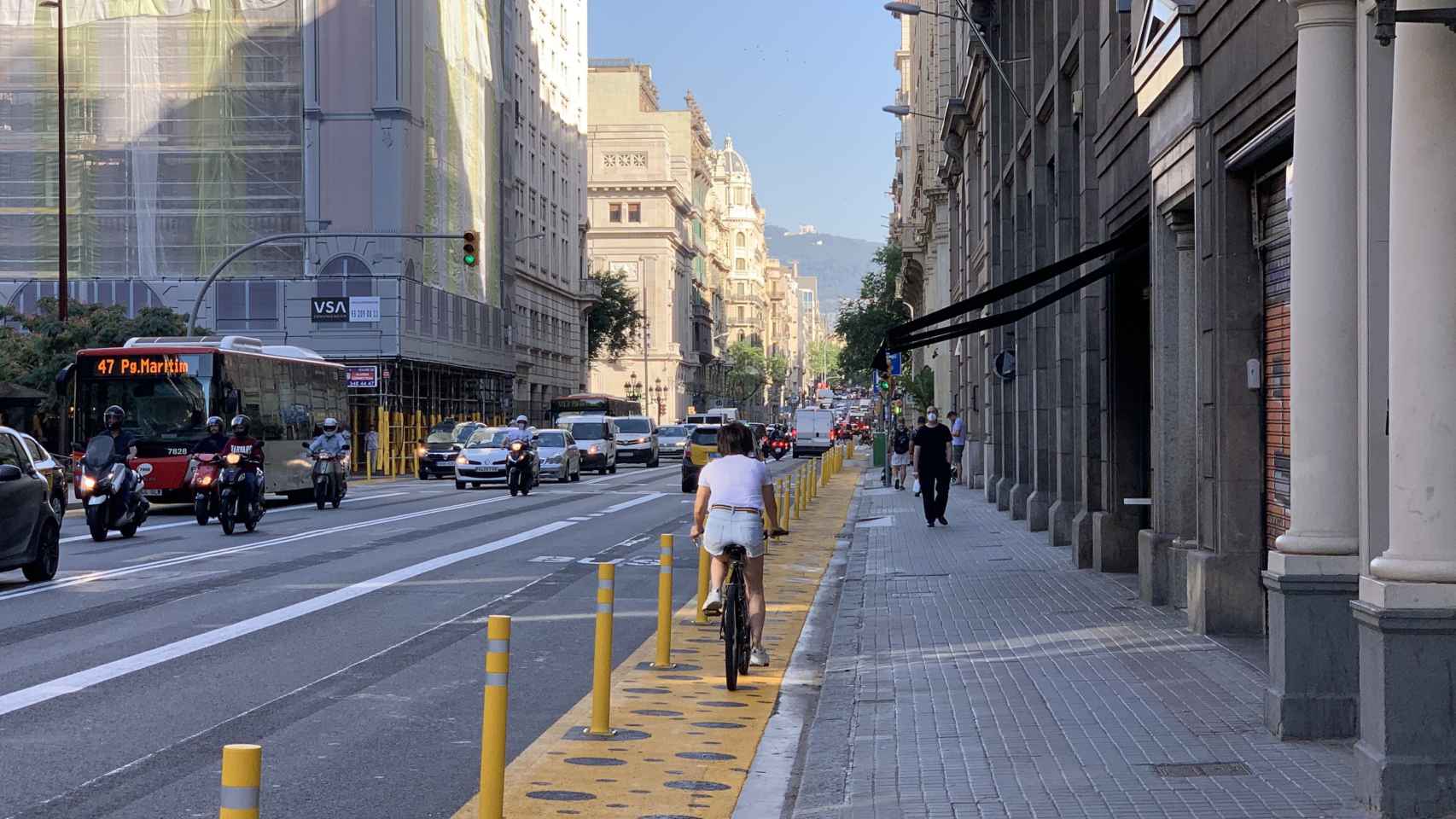Una ciclista circulando por el carril peatonal de Via Laietana / V.M.