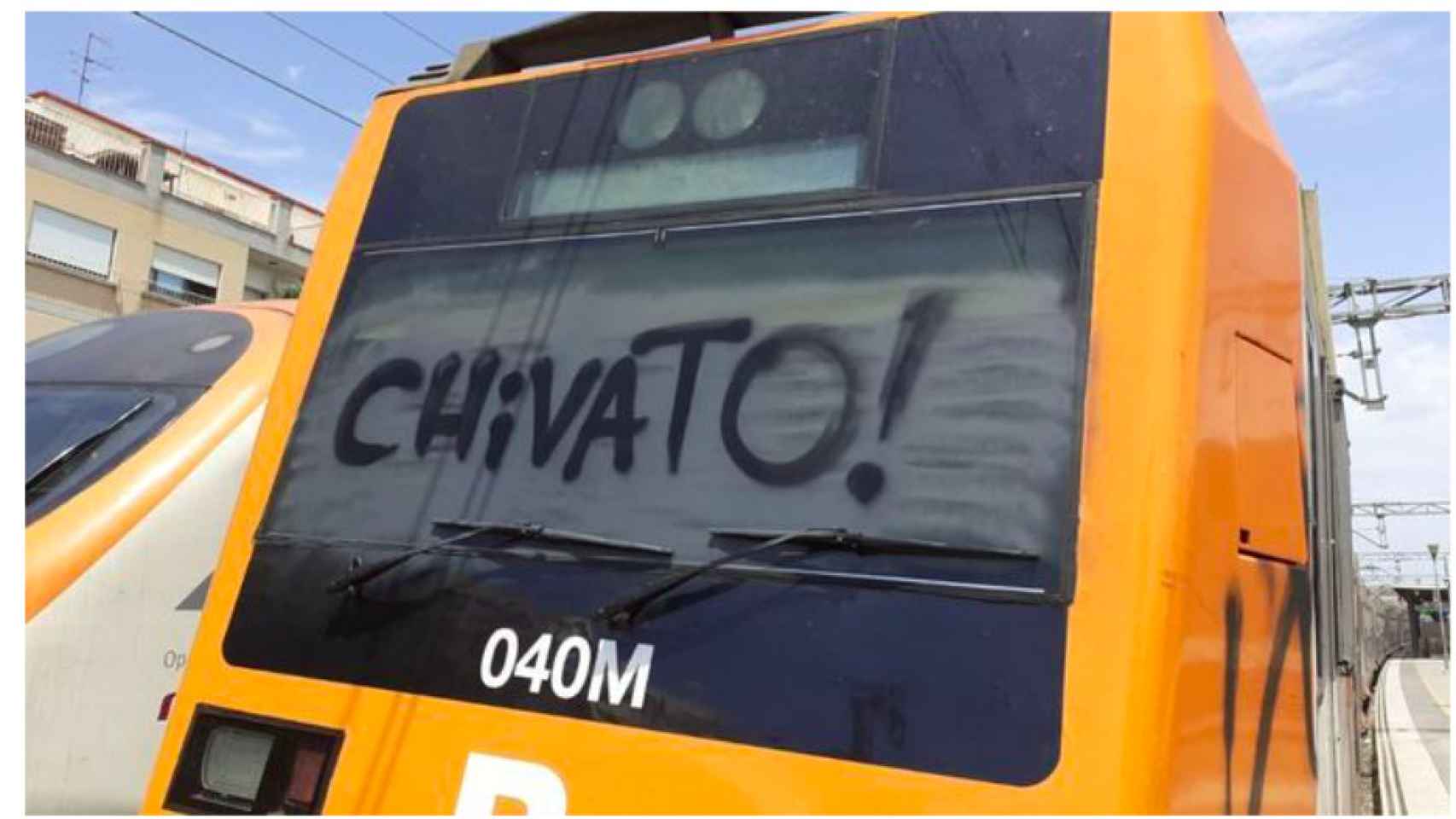 Pintada de chivato en el vidrio exterior del tren de Rodalies
