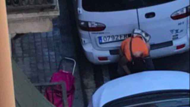 Un hombre hace de vientre entre dos coches en plena calle en la Barceloneta / TWITTER @polfeb