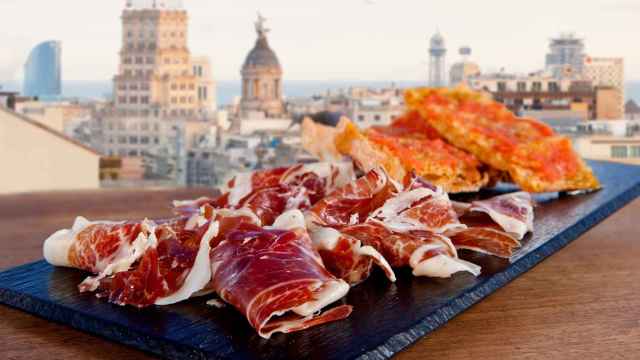 Tapa de jamón en la terraza del hotel Royal de paseo de Gràcia de Barcelona / ROYAL PASSEIG DE GRÀCIA