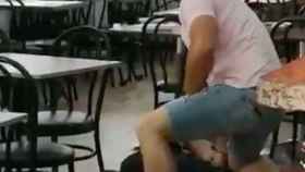 Un mosso fuera de servicio reduce a un hombre con una hacha en un bar de Sant Martí / TWITTER