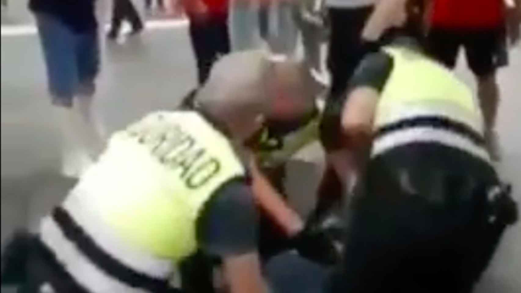 Momento de la detención del joven en la estación de Renfe de plaza Catalunya / MA