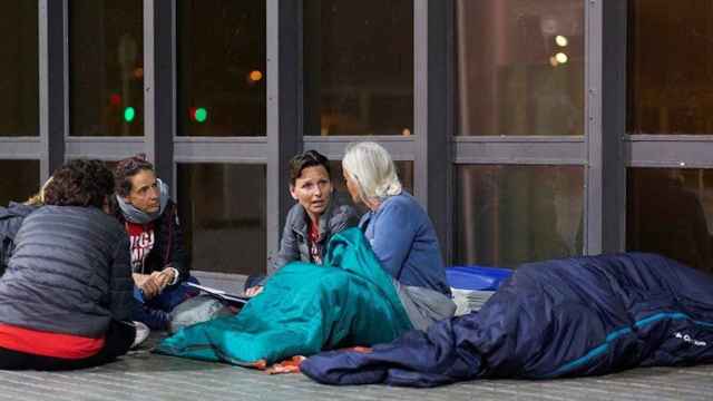 Voluntarios hablan con una persona sin hogar en Barcelona en una imagen de archivo / FUNDACIÓ ARRELS