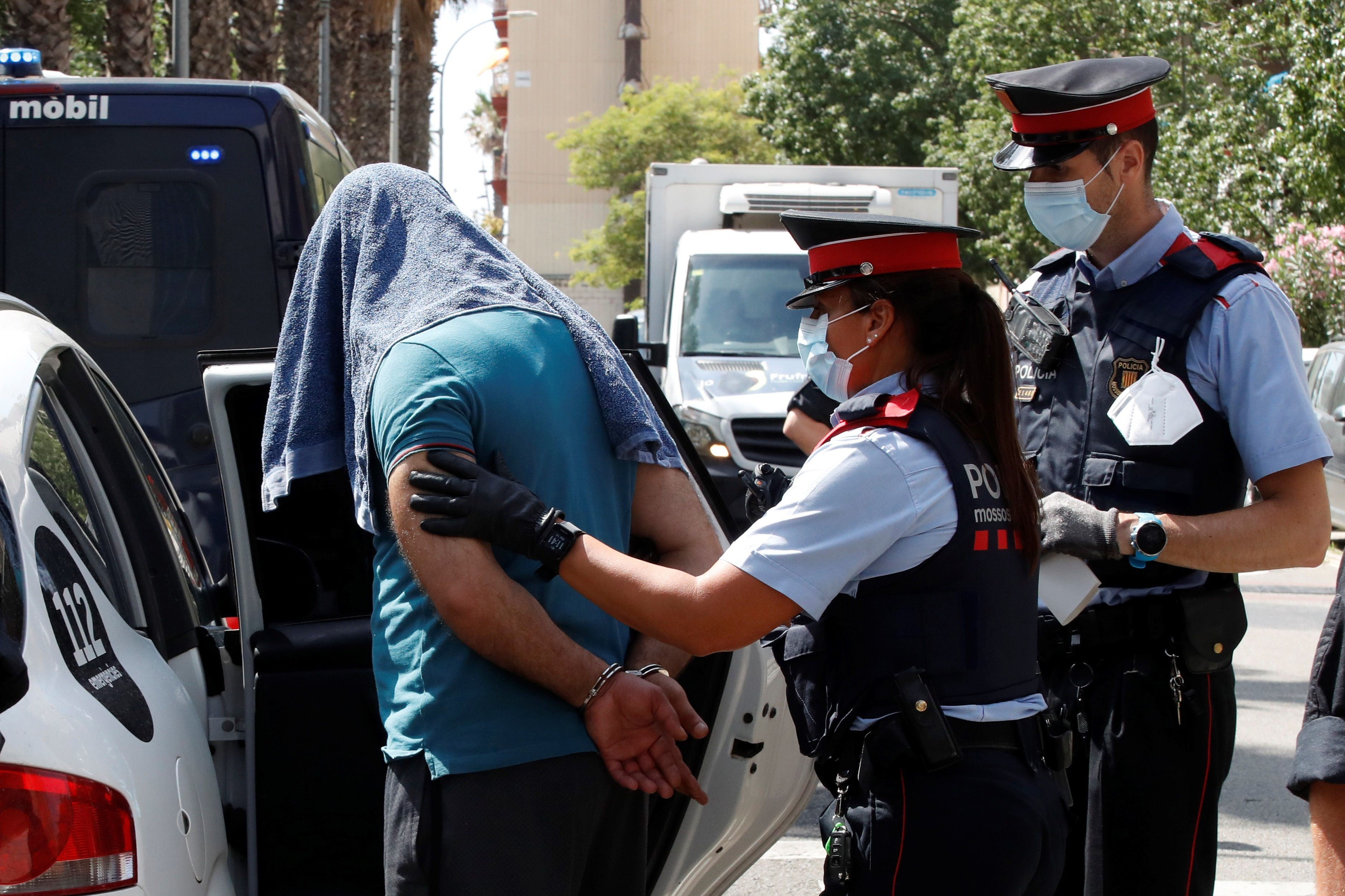 Mossos d'esquadra custodian a uno de los detenidos en la operación contra el terrorismo yihadista en Ciutat Vella de Barcelona / EFE / Toni Albir