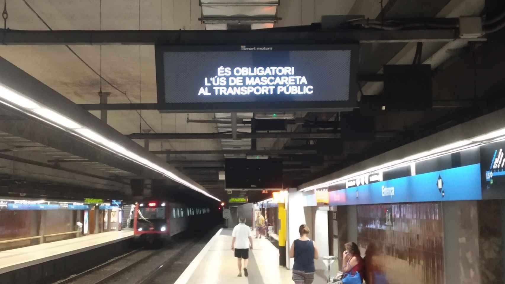 Anuncio en el metro de Barcelona con la obligación de llevar mascarilla / JORDI SUBIRANA