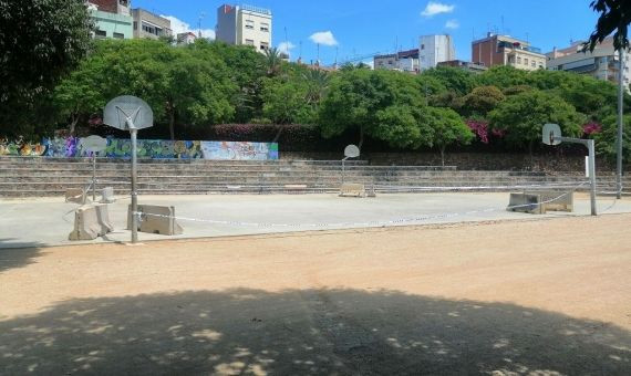 El Ayuntamiento ha precintado la pista de básquet del Parque de La Torrassa pero esto no impide que grupos de jóvenes se reúnan en la entrada sin medidas de seguridad