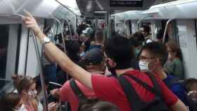 La L5 del metro de Barcelona, llena, este miércoles 15 de julio / JORDI SUBIRANA
