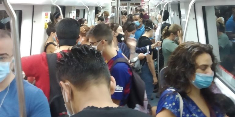 Usuarios en la L5 del metro de Barcelona / JORDI SUBIRANA