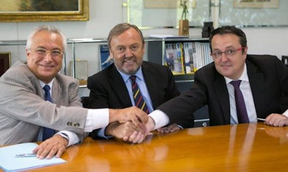 En el centro de la imagen el presidente del RACC, Josep Mateu i Negre