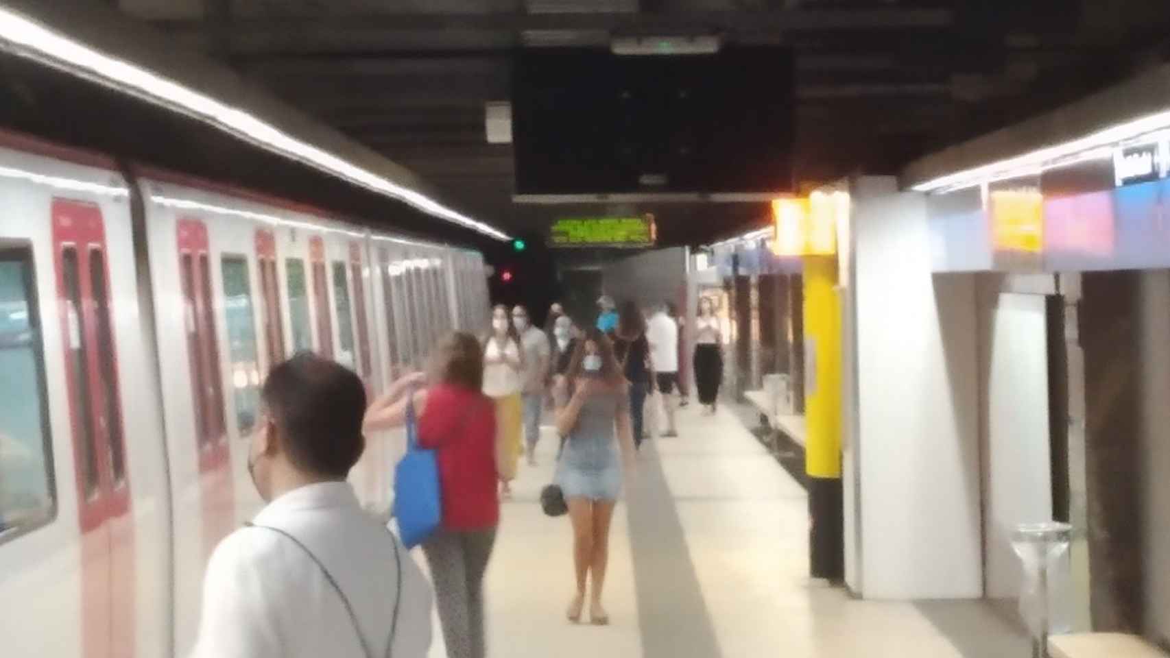 Usuarios en el metro de Barcelona, este jueves, una de las zonas de rastreo en Barcelona / JORDI SUBIRANA