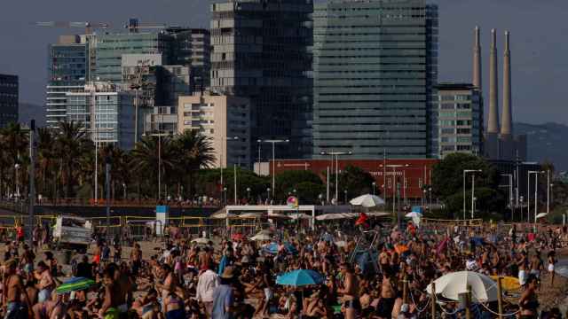 Playa de bogatell este viernes por la tarde / EFE - ENRIC FONTCUBIERTA