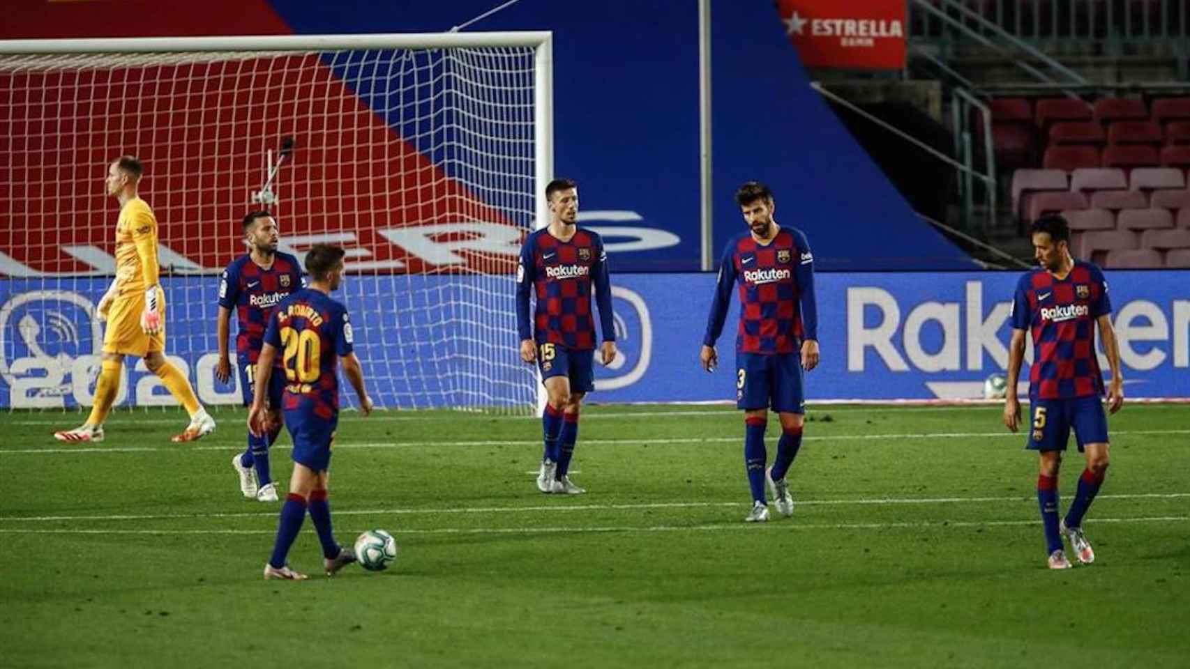 Jugadores del Barcelona durante su partido con el Osasuna / EUROPA PRESS