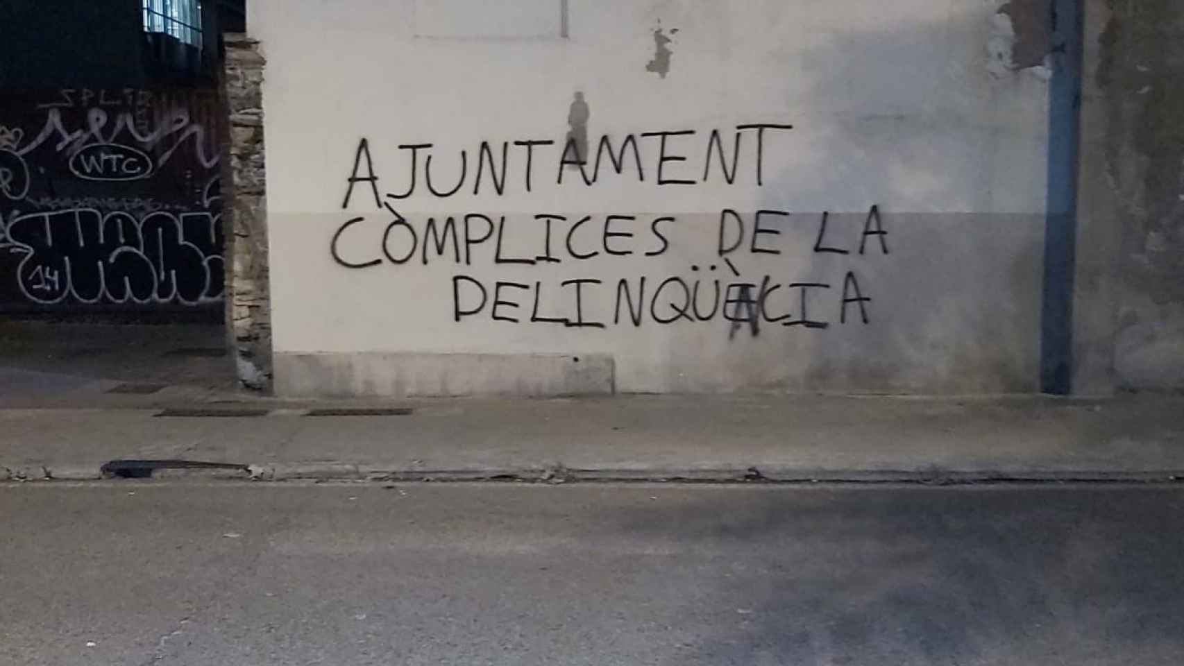 Pintadas en contra de la gestión de Ada Colau en el barrio de la Sagrera / @BCNHelpers