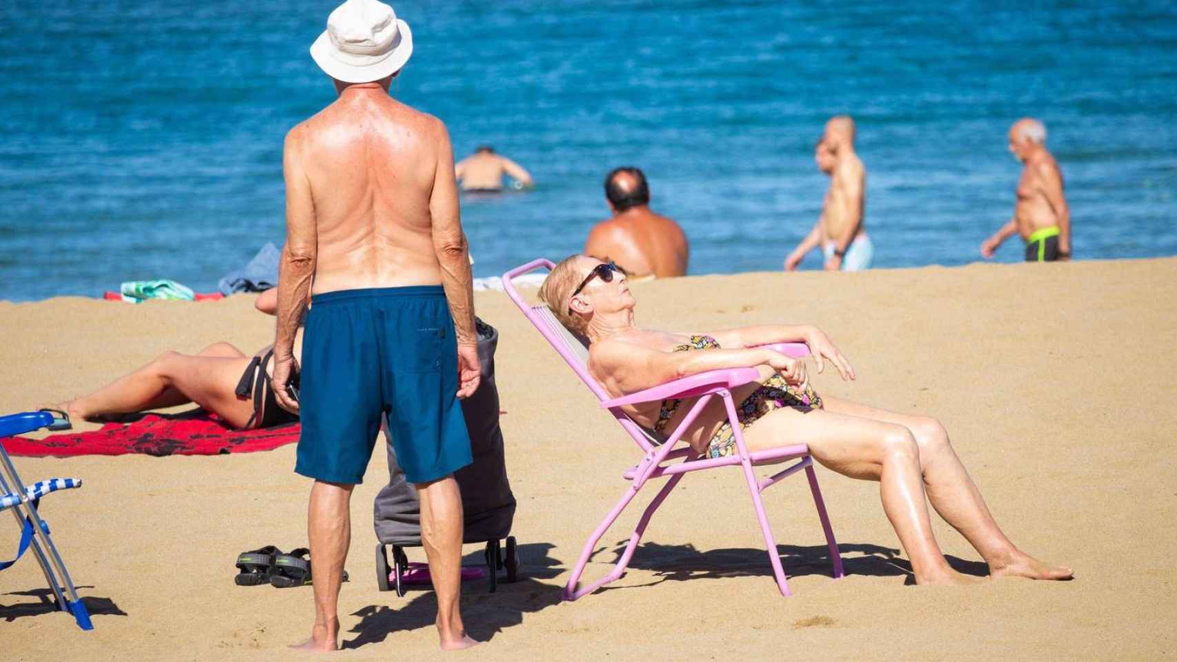 Varios turistas tomando el sol en las Islas Baleares
