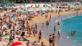 Usuarios en las playas de Barcelona / EFE