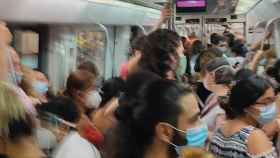 Un vagón del metro de la L5 lleno de gente / @Miriammrb