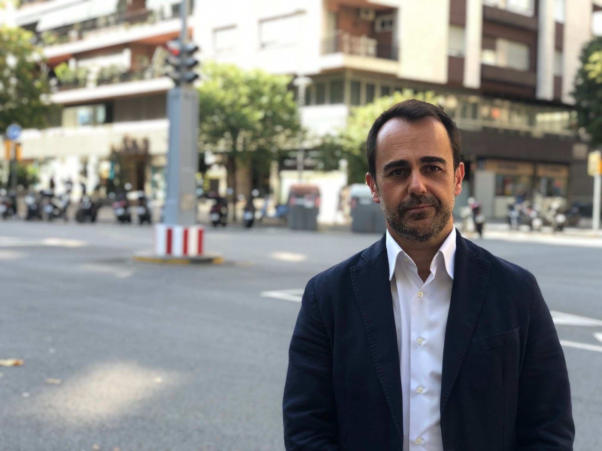 El concejal del PP Óscar Ramírez en la calle Urgell
