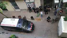 Mossos d'Esquadra delante del bloque 'okupado' de Gràcia / CA L'ESPINA - @Ca_lEspina