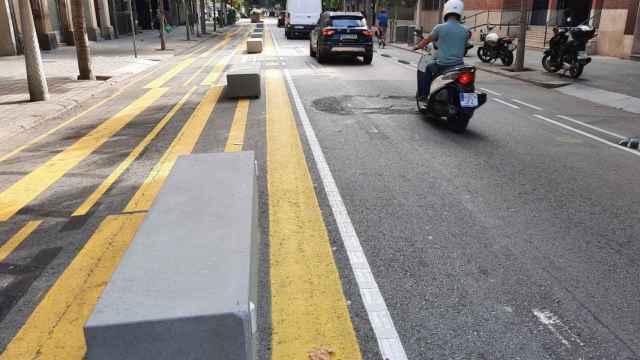 Bloques de hormigón situados en la calle Consell de Cent del Eixample de Barcelona / JxCAT