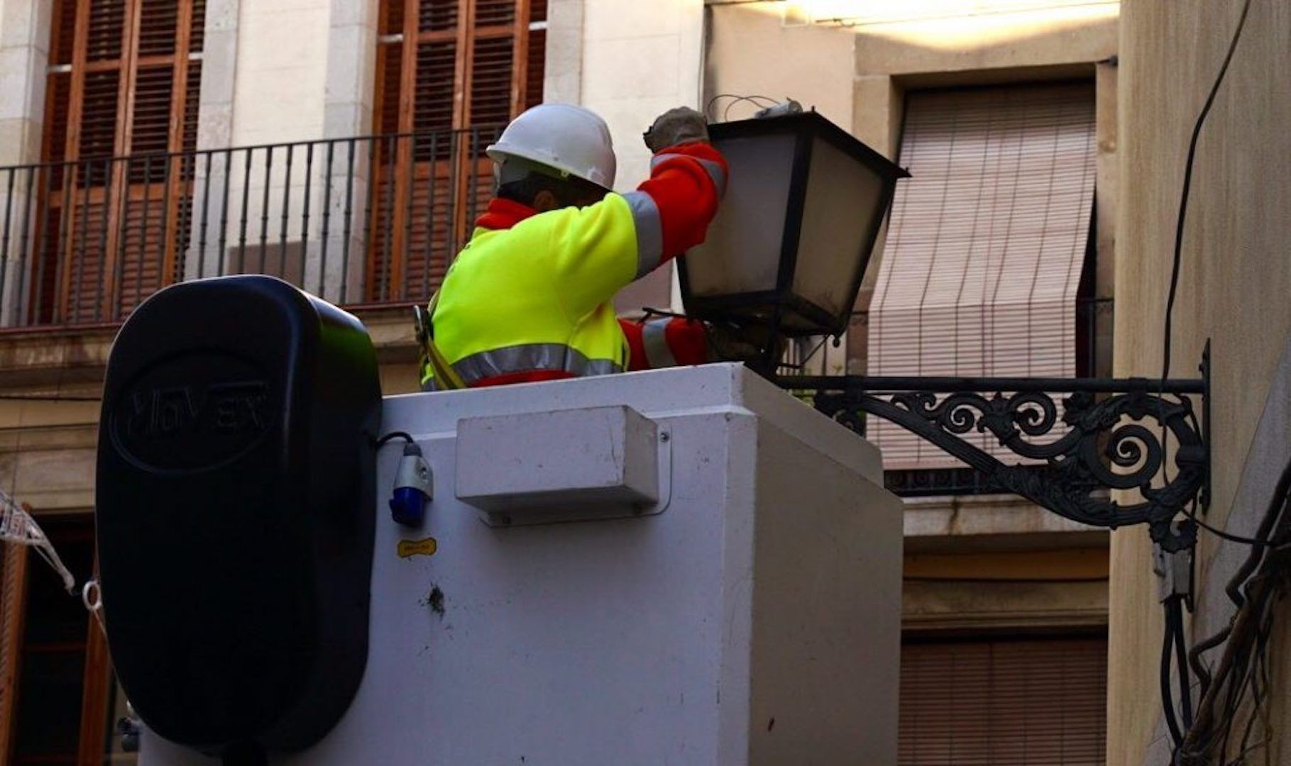 Trabajos de mantenimiento en el alumbrado de Barcelona / AYUNTAMIENTO DE BARCELONA