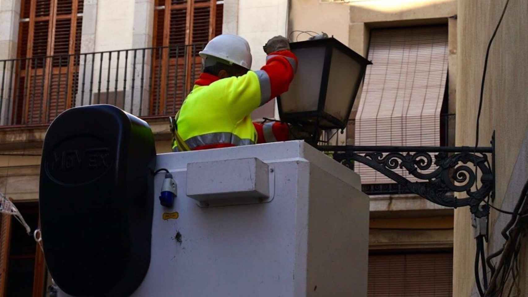 Trabajos de mantenimiento en el alumbrado de Barcelona / AYUNTAMIENTO DE BARCELONA