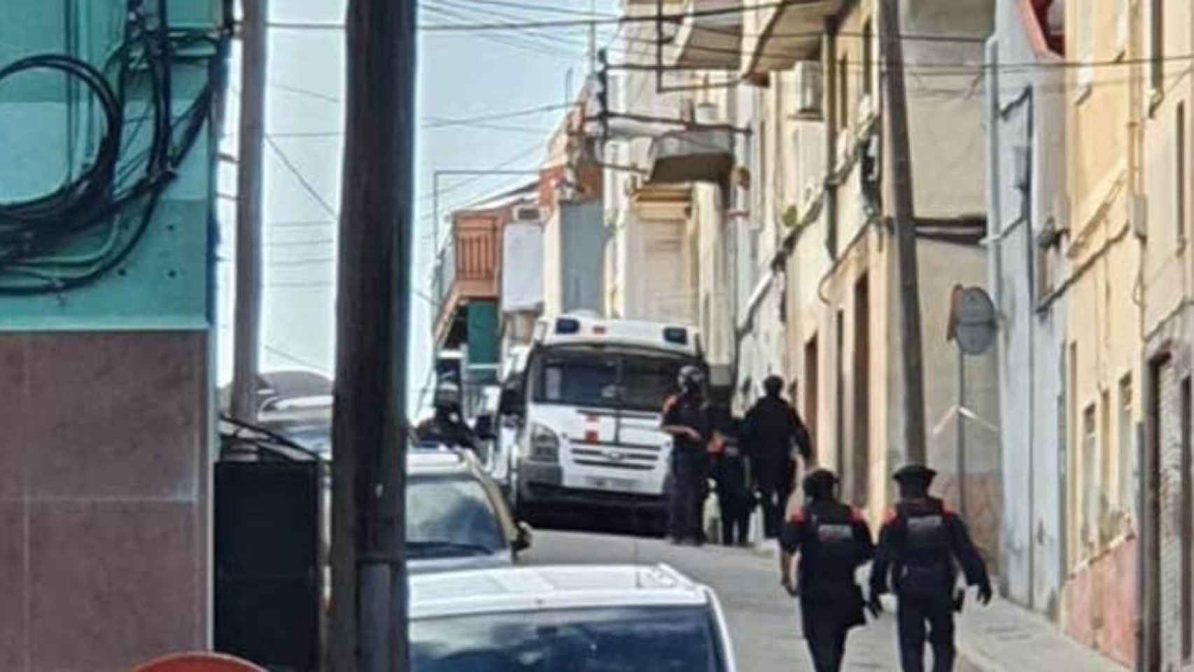 Agentes de los mossos en el operativo de esta mañana en Badalona / METRÓPOLI ABIERTA
