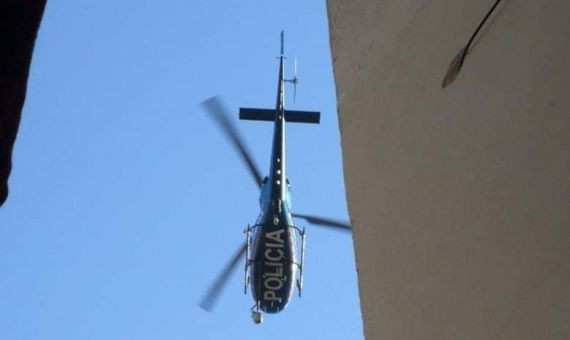 Un helicóptero de los mossos sobrevuela Badalona este miércoles por la mañana / METRÓPOLI ABIERTA