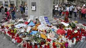 Memorial a las víctimas del atentado terrorista, en el comienzo de Las Ramblas de Barcelona / EFE