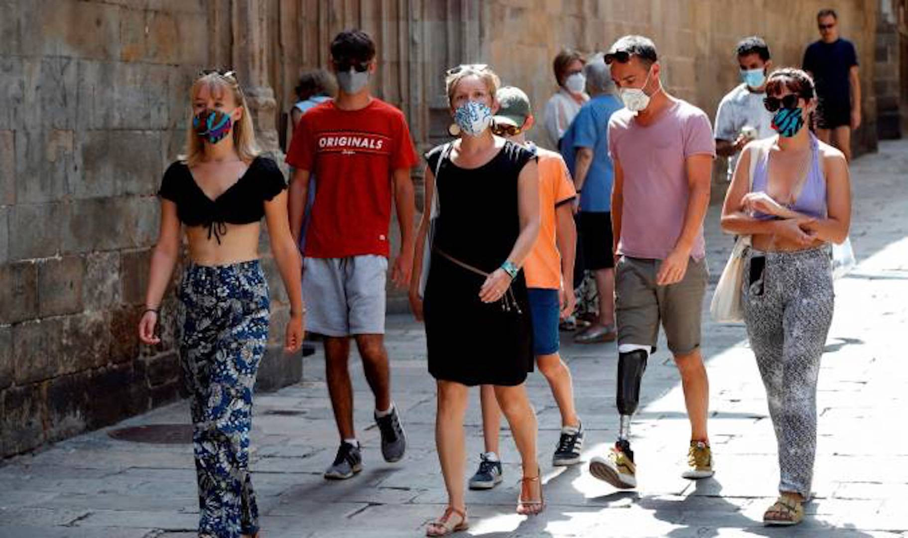 Un grupo de turists, con mascarilla, pasea por el centro de Barcelona / EFE