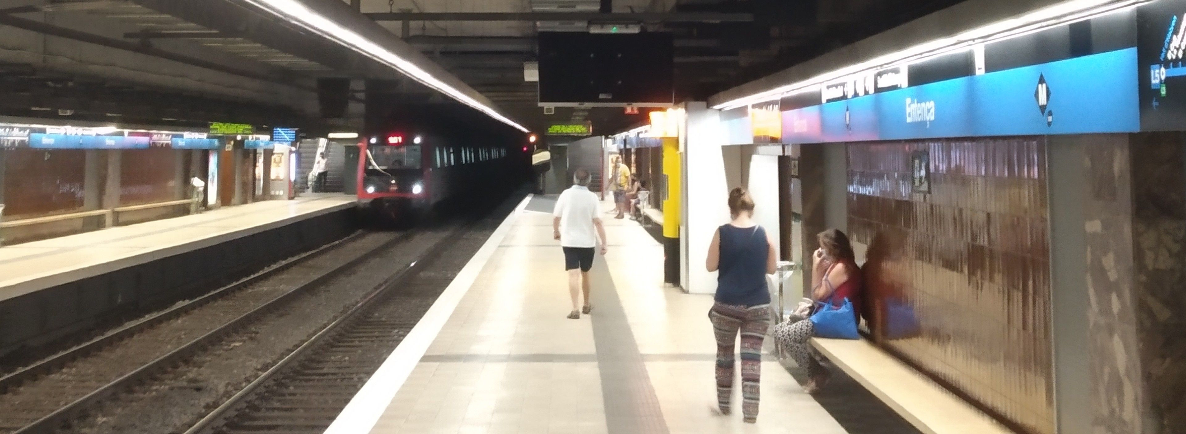 Usuarios del metro en la estación de la L5 de Entença / JORDI SUBIRANA