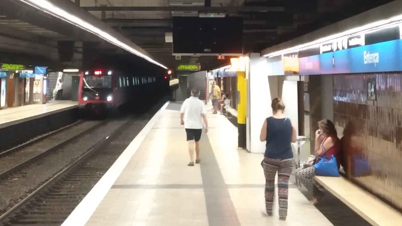 Pocos usuarios en la estación de metro de TMB de Entença / JORDI SUBIRANA