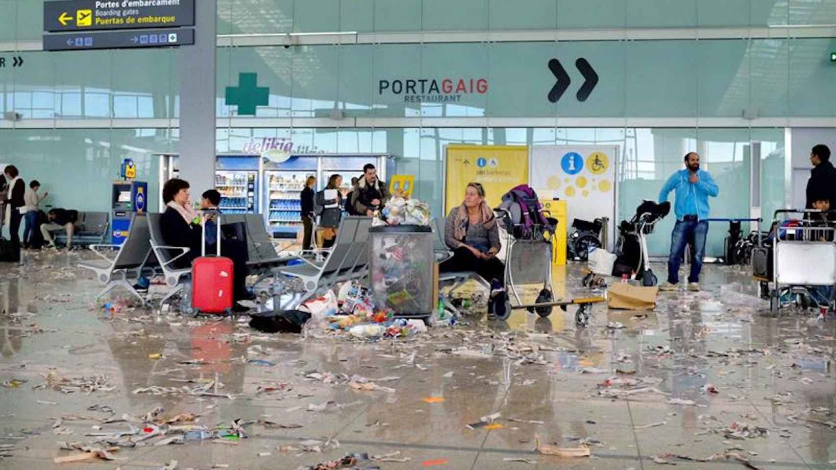Restos de basura durante una huelga del servicio de limpieza del Aeropuerto de Barcelona-El Prat