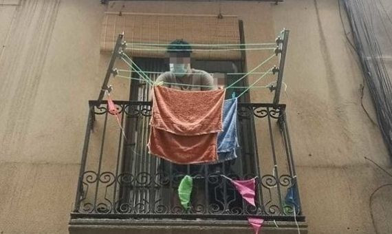 La pareja, en el balcon del piso de la calle dels Salvador / GUILLEM ANDRÉS