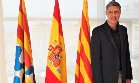 Xavier García Albiol con las banderas de Badalona, España, Cataluña y de la Unión Europea de fondo / AR
