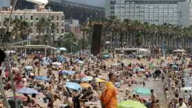 Una playa de Barcelona llena de gente, una de las actividades que se puede hacer el 25 de julio / EFE - ANDREU DALMAU