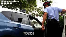 Un agente de los Mossos, junto a un vehículo policial / MOSSOS