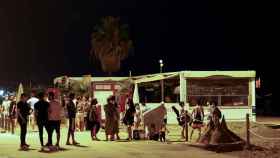 Jóvenes en la playa de la Barcelona tras el cierre de los locales de ocio nocturno, uno de los focos de contagio / EFE - QUIQUE GARCÍA