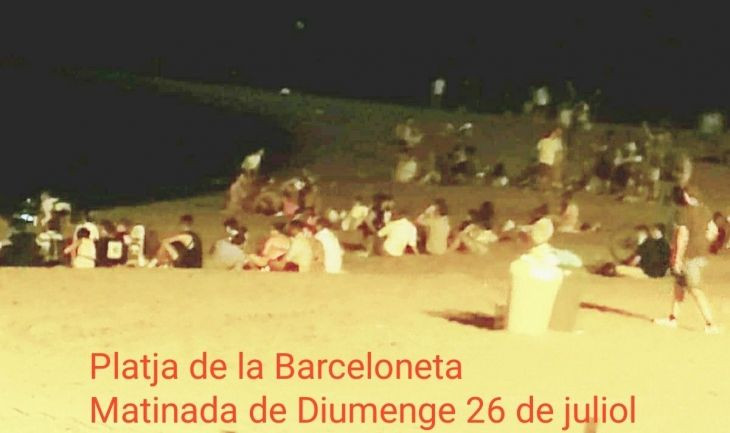 Playa de la Barceloneta plagada de gente joven / MA