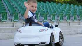 Un niño con un coche eléctrico para niños