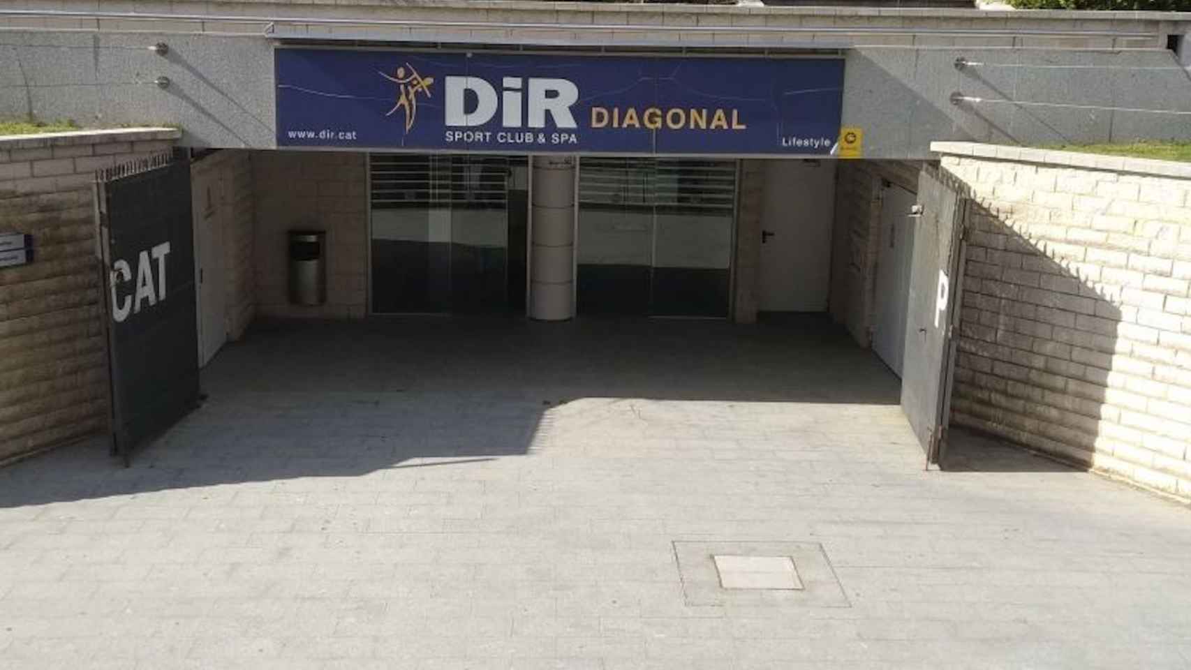 Acceso al gimnasio Dir Diagonal, una de las instalaciones del sector deportivo cerrada / JORDI SUBIRANA