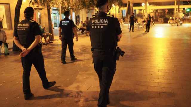 Varios agentes de la USIR patrullando por el barrio de Fondo de Santa Coloma / ANNA ROCASALVA SOLER